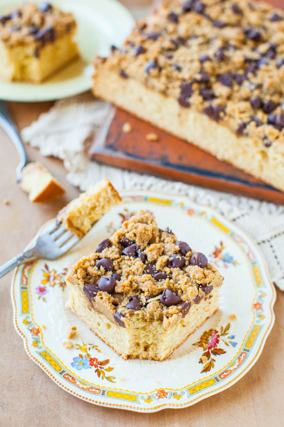 Pastel de mantequilla de maní con streusel de miel y leche con mantequilla de maní y chocolate averiecooks.com