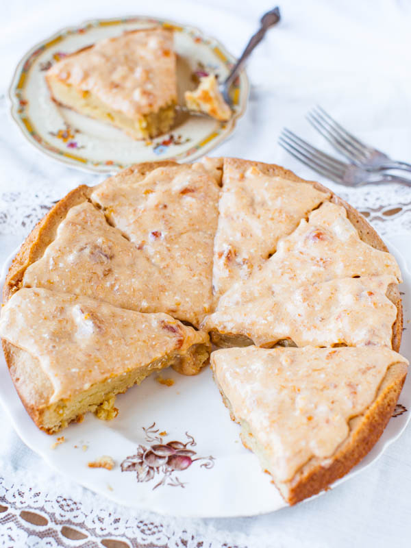 Pastel de galletas de almendras francesas con glaseado de crema de albaricoque averiecooks.com