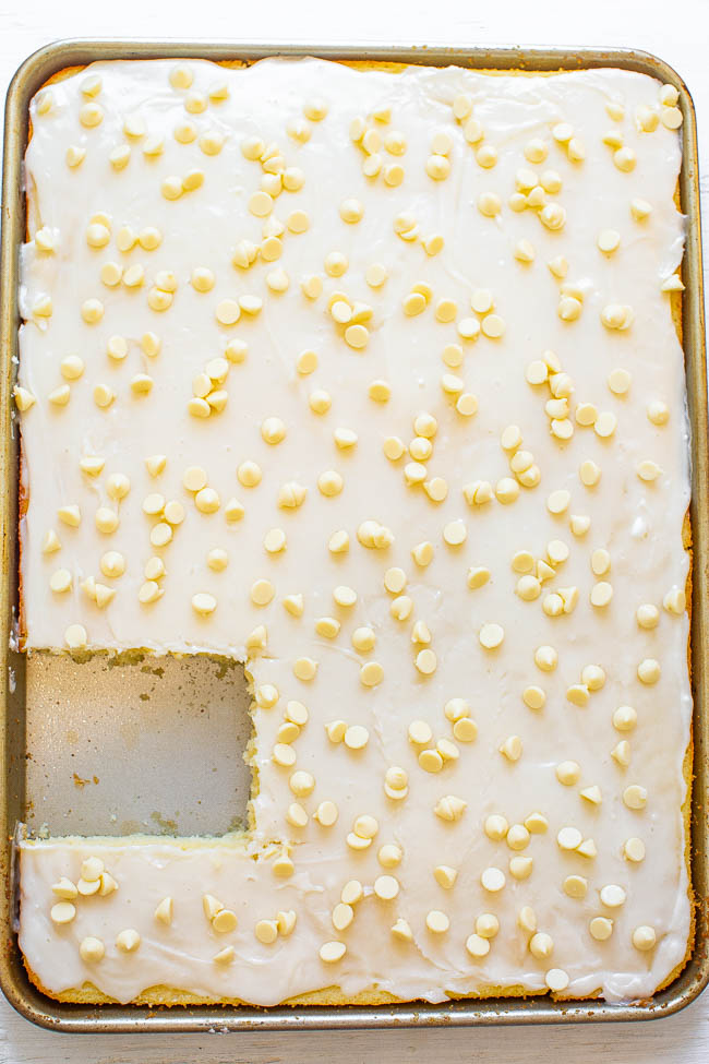 White Texas Sheet Cake: ¡un pastel rápido, FÁCIL, sin batidor que es suave, esponjoso, esponjoso y se derrite en la boca! ¡El toque de chocolate blanco en un pastel de chocolate tradicional de Texas es DELICIOSO! Un pastel de fiesta perfecto!!