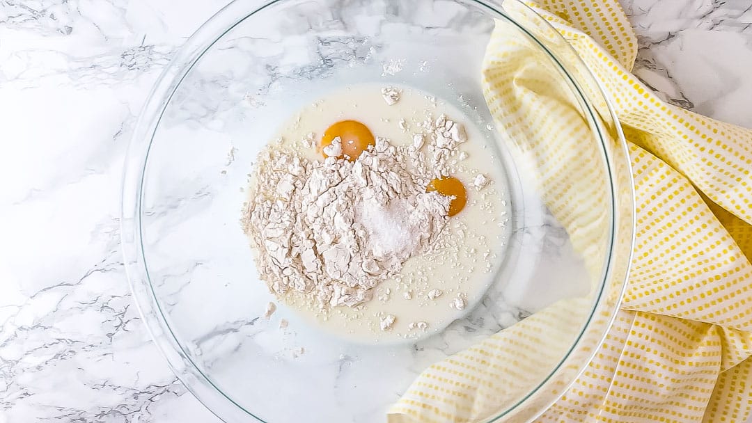 Ingredientes del pastel de pudín de limón en un tazón grande.