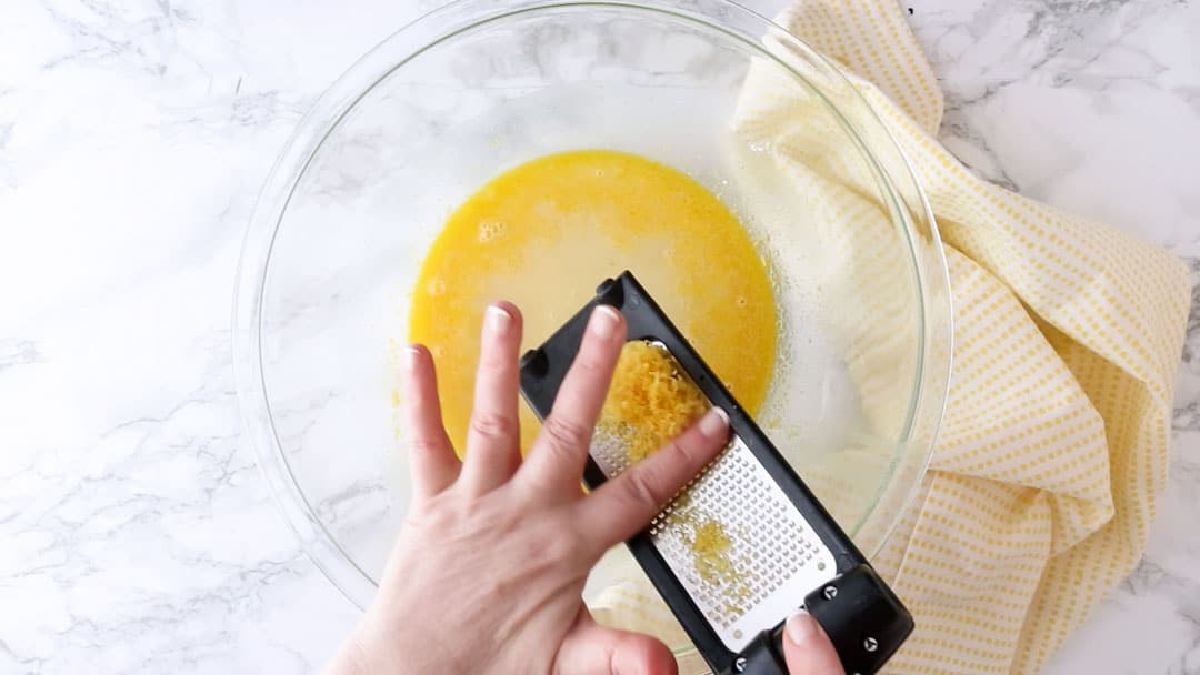 Raspe un limón con un microplato.