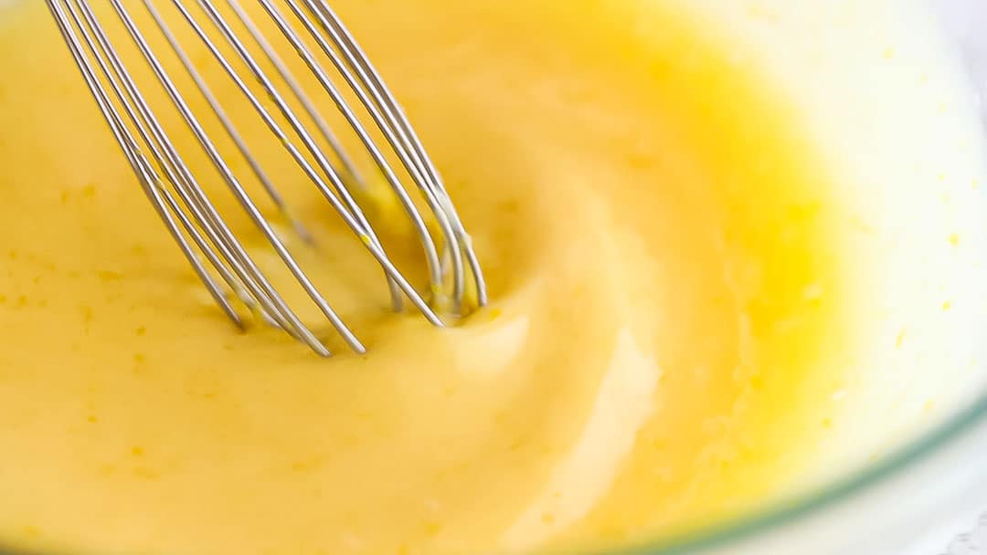 Batir la masa de pastel de pudín de limón hasta que quede suave.