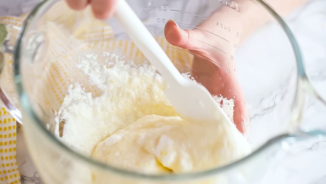 Doble suavemente la masa de budín de limón.