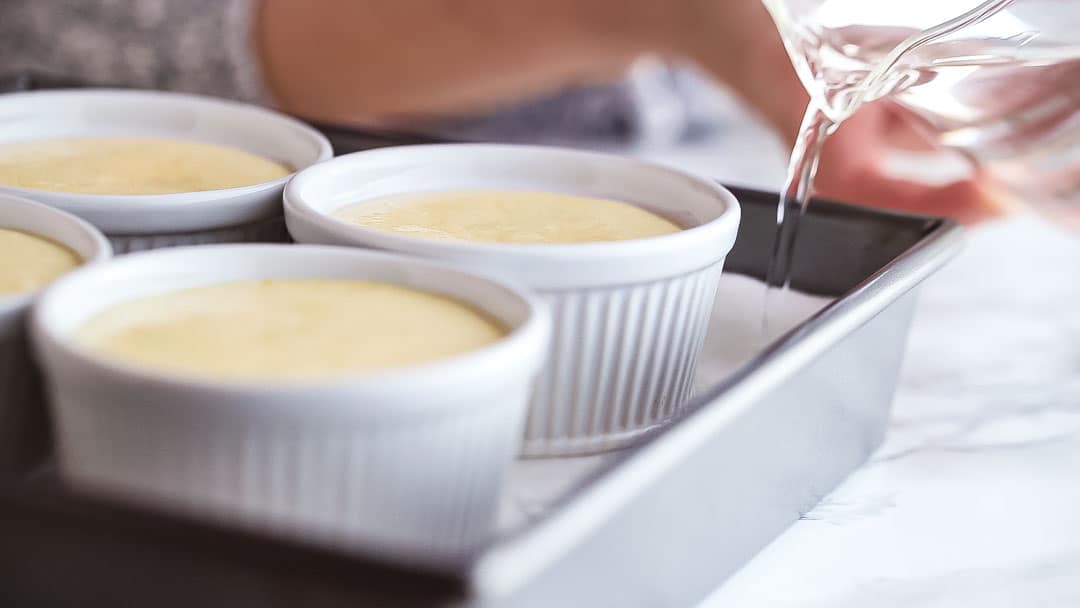 Crea un baño de agua para hornear pasteles de budín de limón.