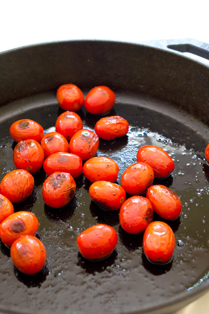 Crostini con tomates cherry y mozzarella | chefsavvy.com #receta #aperitivo #crostini #caprese