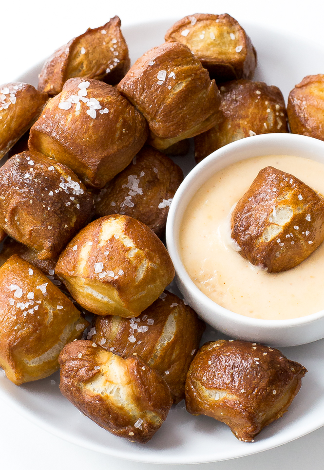 Pretzels con Salsa de Queso Casera | chefsavvy.com