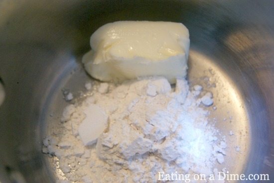Cómo hacer un rous: empieza con harina y mantequilla