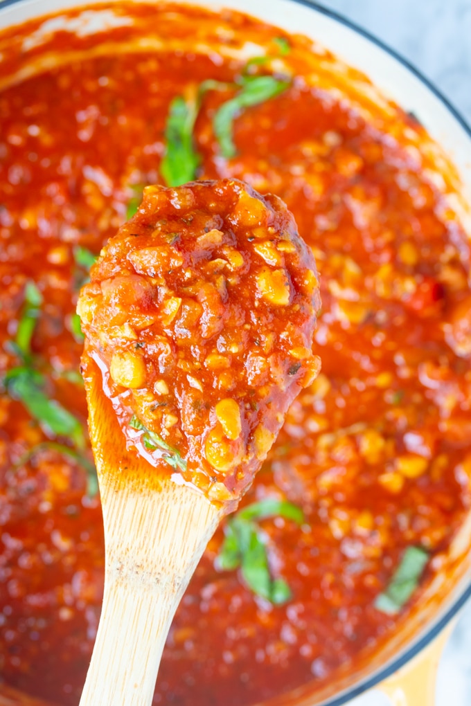 salsa de espagueti vegetariana en una cuchara
