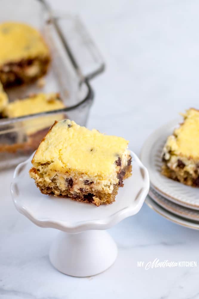 Estas sencillas barras de cheesecake bajas en carbohidratos están hechas con una base de galleta con chispas de chocolate. ¡Un postre perfecto sin azúcar, Trim Healthy Mama! #barras de pastel de queso bajas en carbohidratos #barras de galletas de pastel de queso