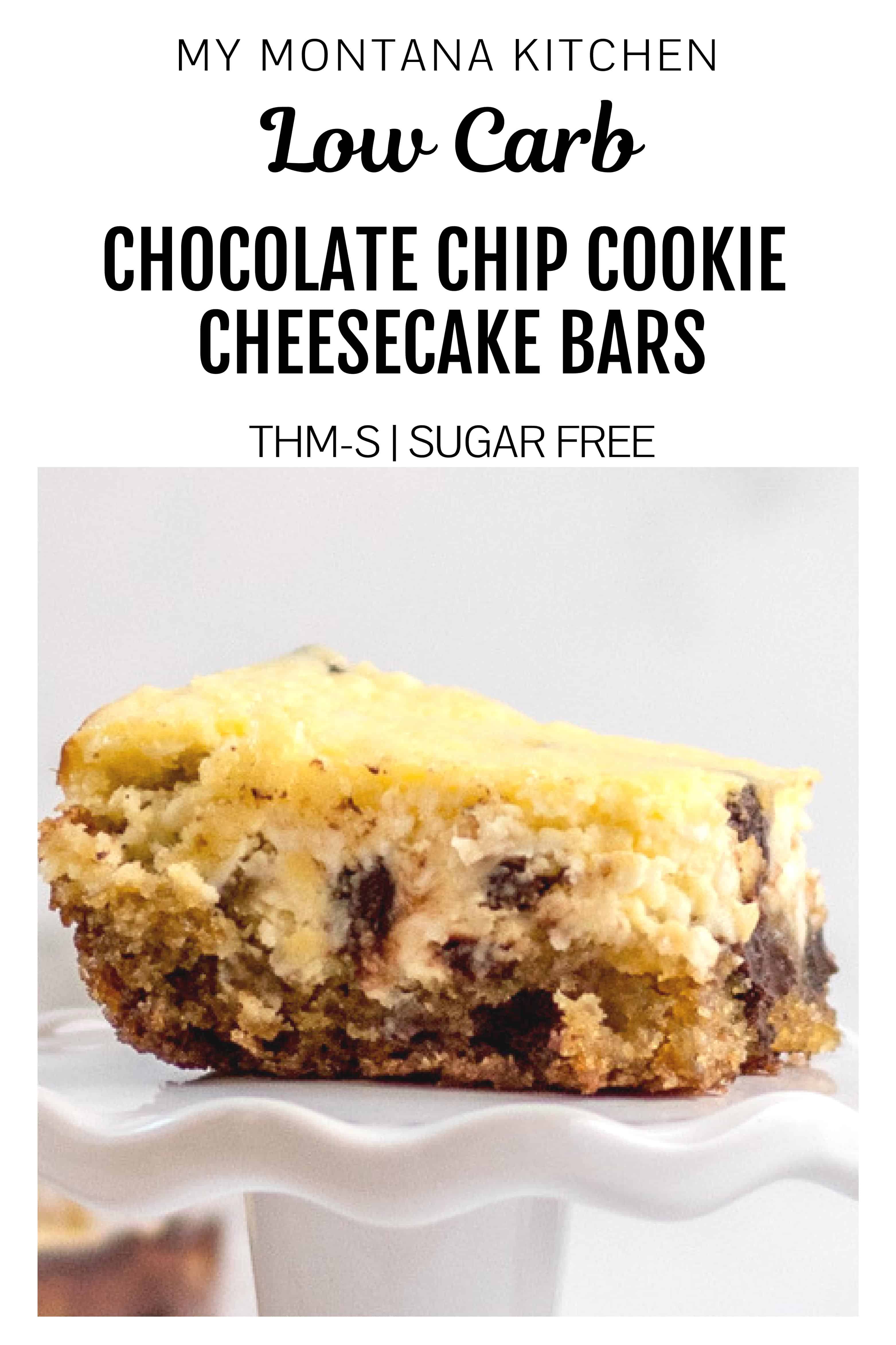 ¡Las barras de pastel de queso y galletas con chispas de chocolate bajas en carbohidratos son un postre decadente, delicioso y bajo en carbohidratos que a todos les encantará! ¡Costra gruesa de galletas de chispas de chocolate sin azúcar cubiertas con un rico y decadente pastel de queso! #lowcarbcheesecake #lowcarbchocolatehipcookie