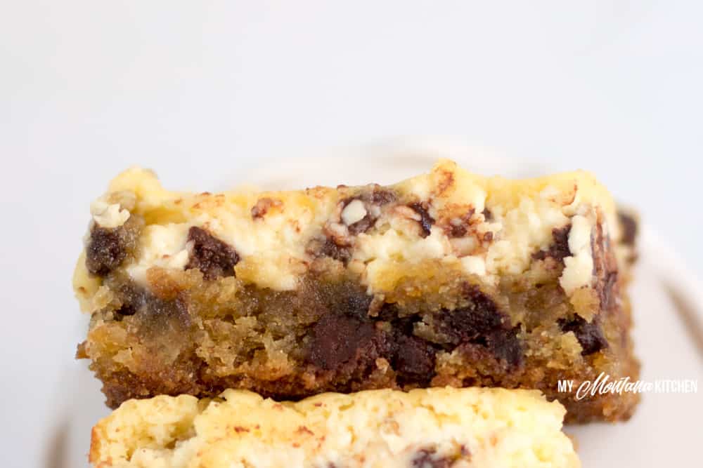 Esta receta de postre baja en carbohidratos es una excelente manera de disfrutar una tarta de queso sin azúcar con una masa de galleta. Perfecto para el entretenimiento, una gran idea de postre y perfecto para fiestas de cumpleaños, ¡este postre saludable es un ganador! #pastel de queso bajo en carbohidratos #barras de pastel de queso sin azúcar