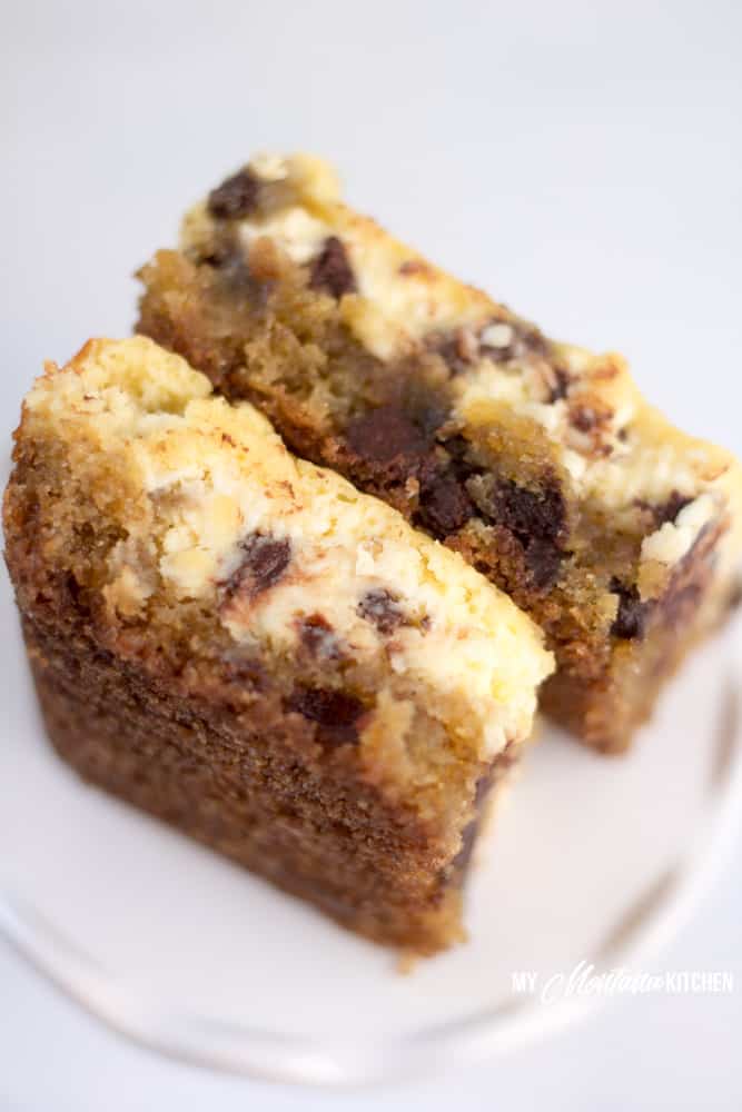Esta receta de postre baja en carbohidratos es una excelente manera de disfrutar una tarta de queso sin azúcar con una masa de galleta. Perfecto para el entretenimiento, una gran idea de postre y perfecto para fiestas de cumpleaños, ¡este postre saludable es un ganador! #pastel de queso bajo en carbohidratos #barras de pastel de queso sin azúcar