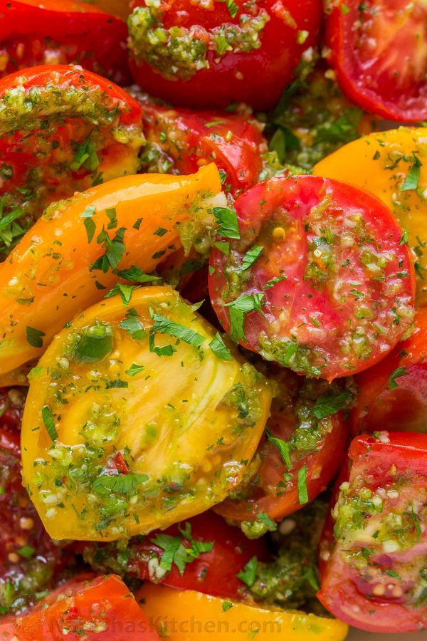 ¡Receta fácil de tomate marinado y con mucho sabor! ¡Hace que los tomates comprados en la tienda sepan mejor! Los tomates marinados se mantienen bien refrigerados hasta por 1 semana | natashacocina. con