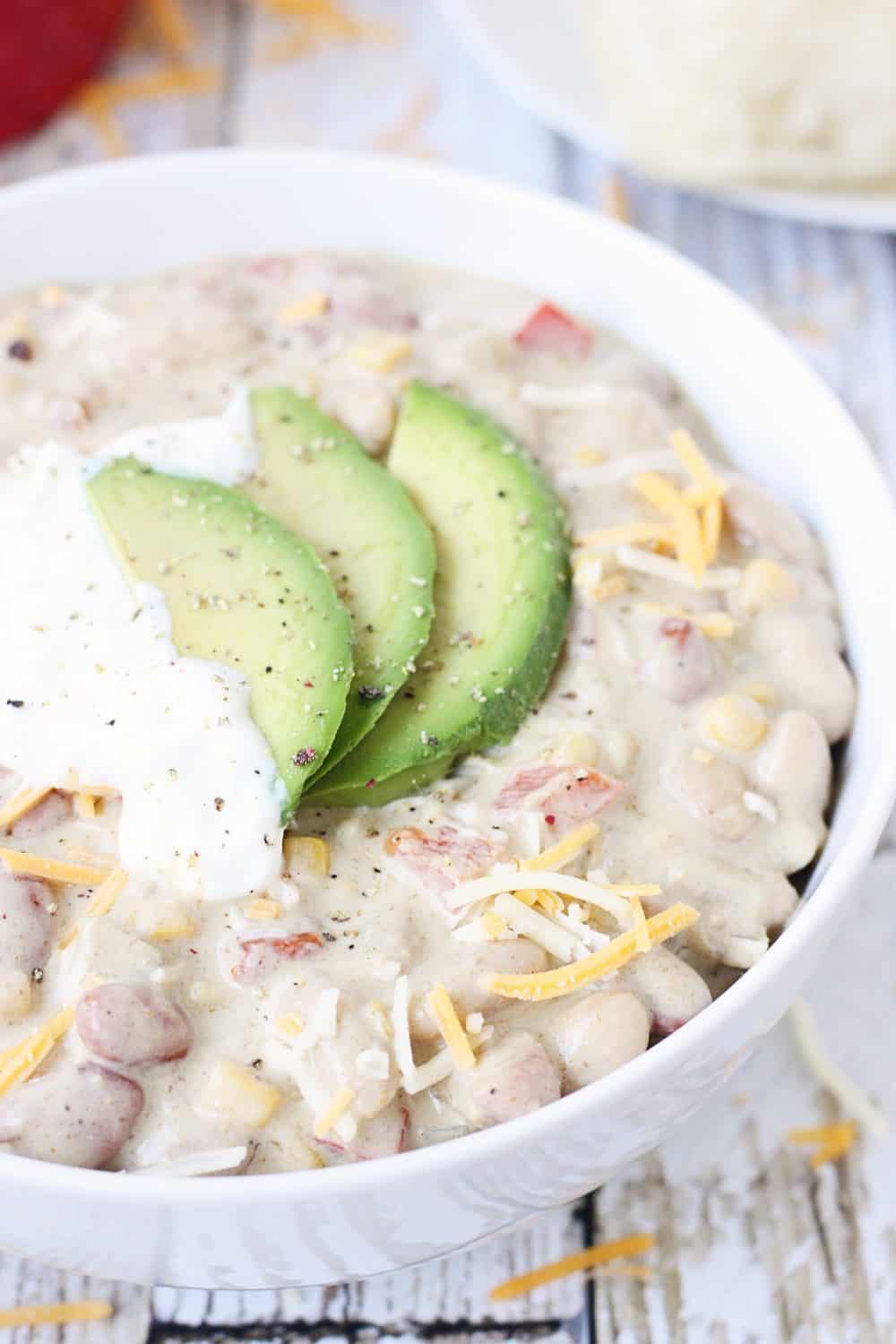 Easy Veggie White Bean Chili: los días de semana ocupados requieren recetas deliciosas como este sencillo chili vegetariano de frijoles blancos. ¡El pimiento, la cebolla y el maíz lo hacen aún más abundante!