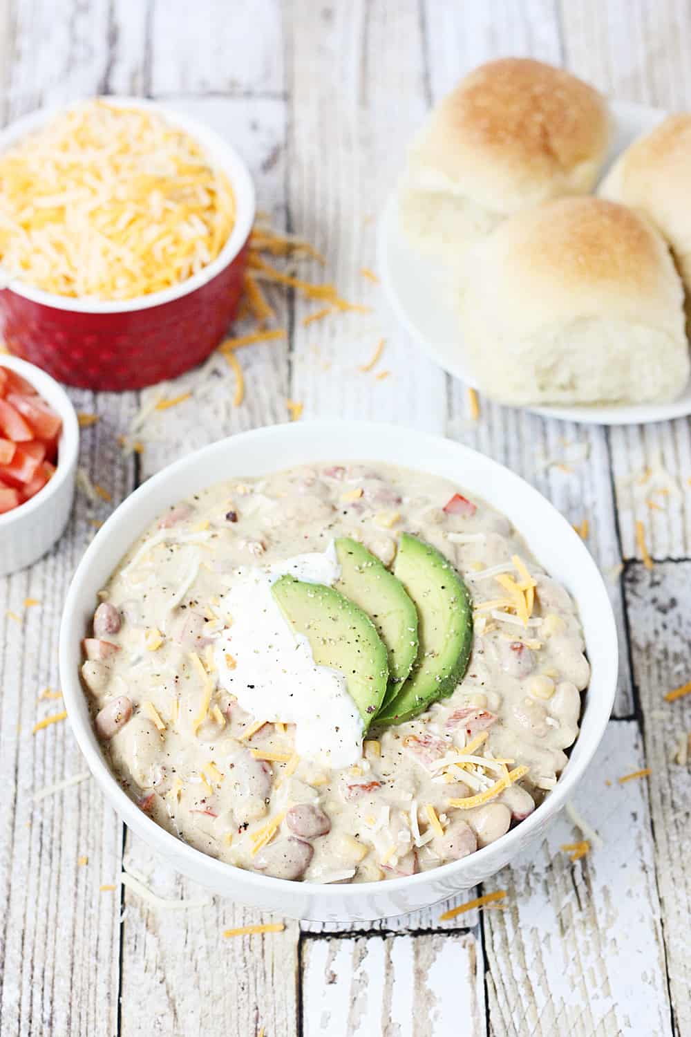 Easy Veggie White Bean Chili: los días de semana ocupados requieren recetas deliciosas como este sencillo chili vegetariano de frijoles blancos. ¡El pimiento, la cebolla y el maíz lo hacen aún más abundante!