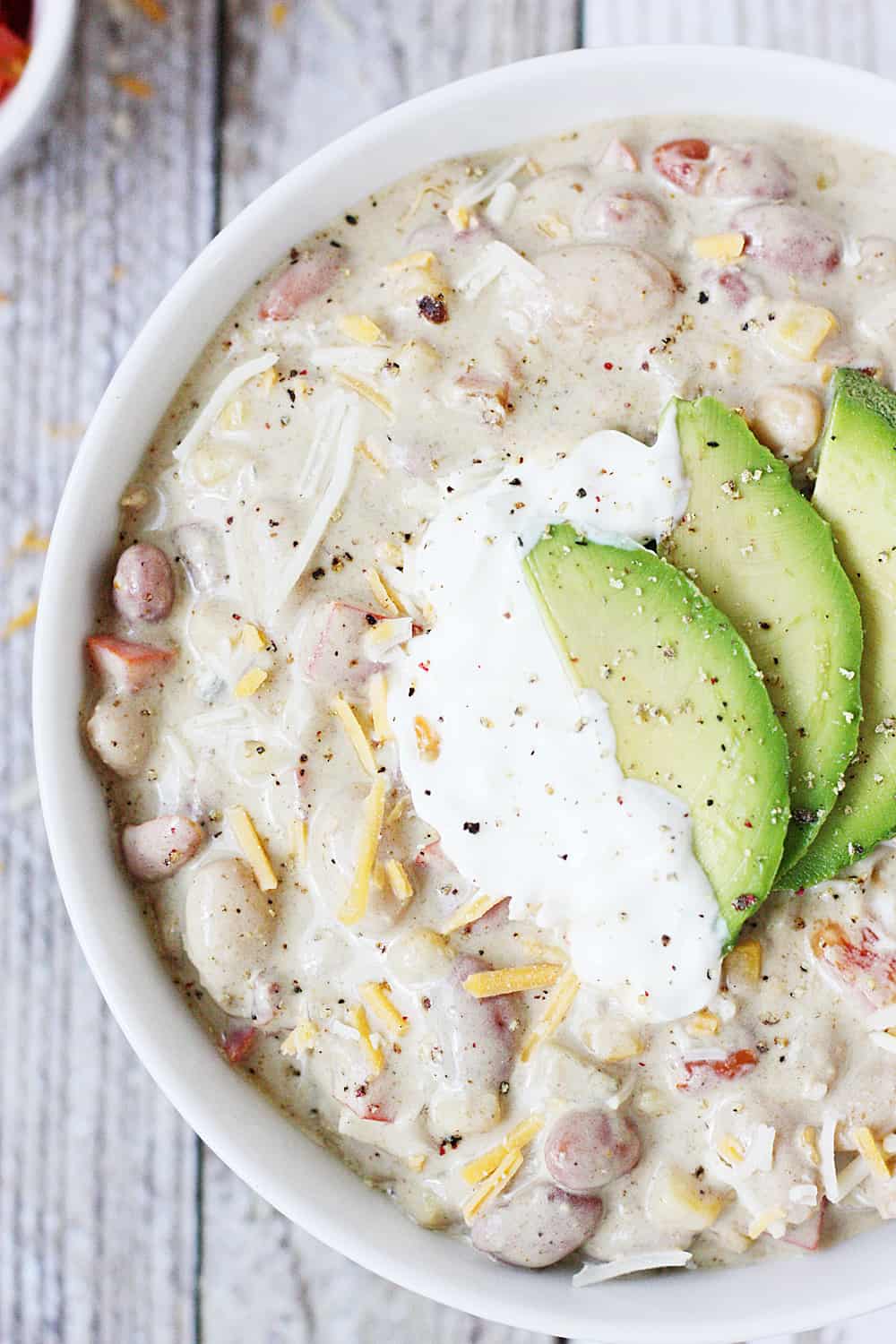 Easy Veggie White Bean Chili: los días de semana ocupados requieren recetas deliciosas como este sencillo chili vegetariano de frijoles blancos. ¡El pimiento, la cebolla y el maíz lo hacen aún más abundante!