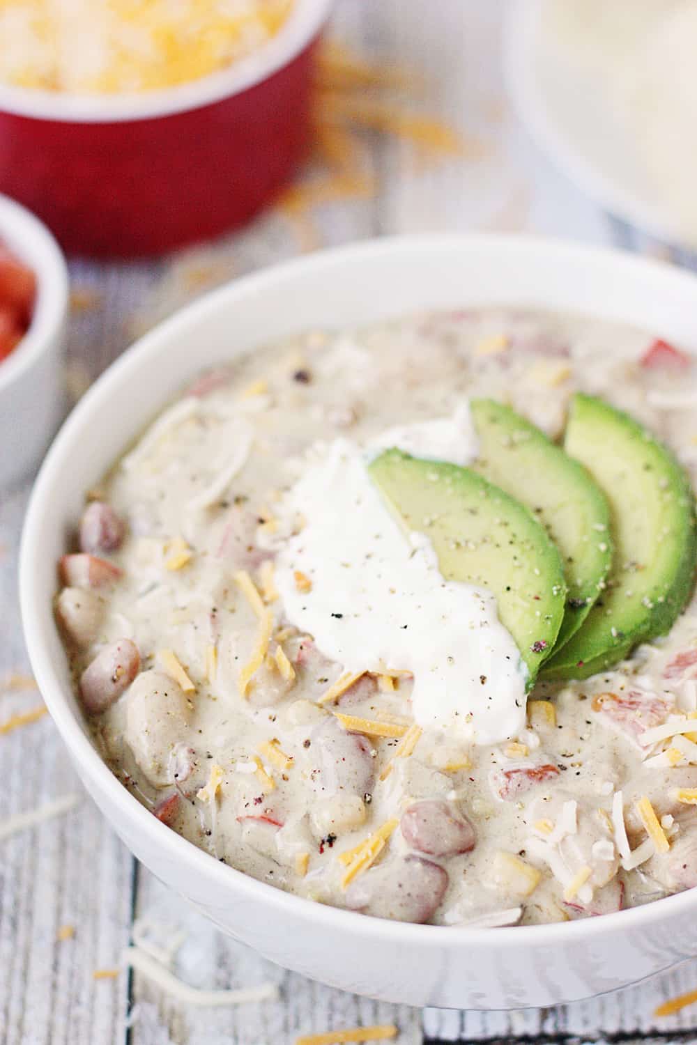 Easy Veggie White Bean Chili: los días de semana ocupados requieren recetas deliciosas como este sencillo chili vegetariano de frijoles blancos. ¡El pimiento, la cebolla y el maíz lo hacen aún más abundante!
