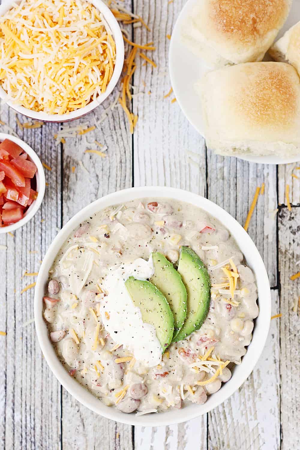 Easy Veggie White Bean Chili: los días de semana ocupados requieren recetas deliciosas como este sencillo chili vegetariano de frijoles blancos. ¡El pimiento, la cebolla y el maíz lo hacen aún más abundante!