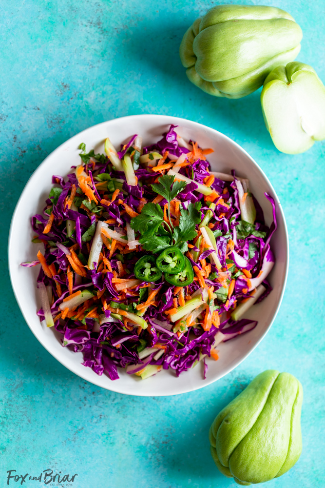 Receta de chayote: la ensalada de chayote con cilantro y lima es crujiente y vibrante.  Usando chayote, col rizada, zanahorias y jalapeño, esta ensalada es perfecta para tacos.  ¡También es un excelente acompañamiento ligero y saludable para cualquier cena!  Receta Saludable |  Ensalada De Tacos |  Receta de repollo |  bajo en grasa |  Bajo en carbohidratos |  Bajo en calorías |  beneficios para la salud del chayote |  Que es el chayote |  Cómo cocinar chayote |  Recetas Chuchu |  Recetas Mexicanas |  Que servir con tacos