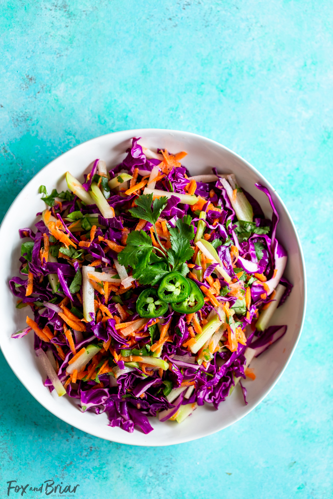 Receta de chayote: la ensalada de chayote con cilantro y lima es crujiente y vibrante.  Usando chayote, col rizada, zanahorias y jalapeño, esta ensalada es perfecta para tacos.  ¡También es un excelente acompañamiento ligero y saludable para cualquier cena!  Receta Saludable |  Ensalada De Tacos |  Receta de repollo |  bajo en grasa |  Bajo en carbohidratos |  Bajo en calorías |  beneficios para la salud del chayote |  Que es el chayote |  Cómo cocinar chayote |  Recetas Chuchu |  Recetas Mexicanas |  Que servir con tacos