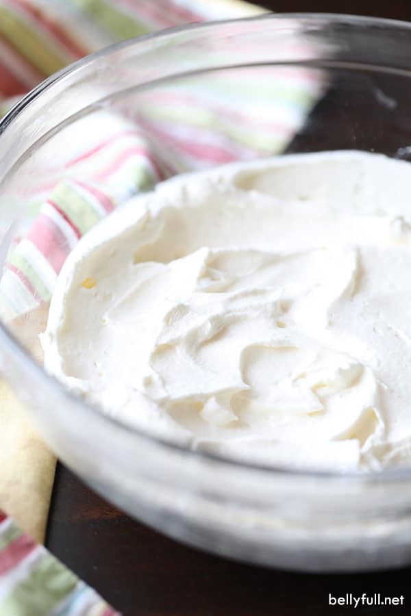 crema batida en un recipiente de vidrio