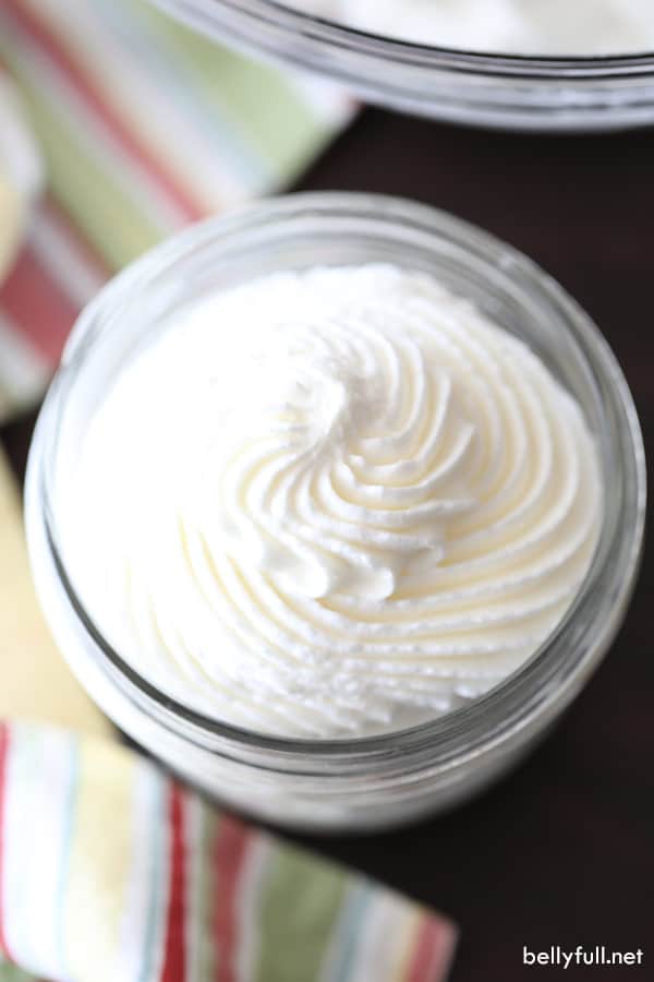 foto aérea de crema batida canalizada en un frasco de vidrio