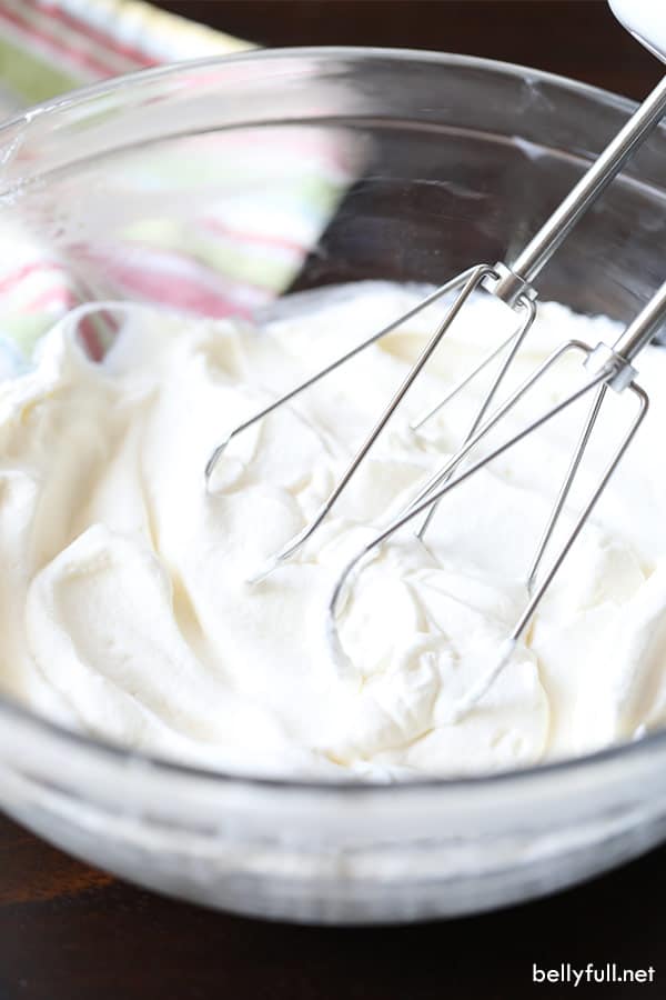 tapas batidas suaves en un bol con batidores