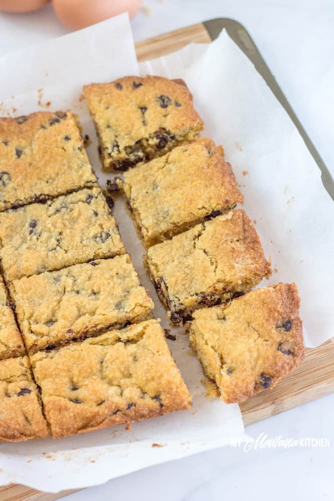 ¡Estas deliciosas barras de galleta con chispas de chocolate bajas en carbohidratos son una delicia y saben igual que tu galleta favorita! ¡Estas barras de chocolate sin azúcar son una excelente receta de postre saludable! #lowcarb #sinazúcar