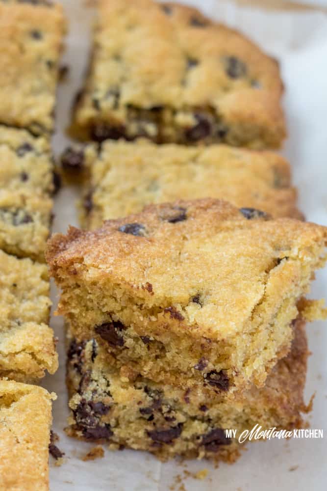 ¡Estas deliciosas barras de galleta con chispas de chocolate bajas en carbohidratos son una delicia y saben igual que tu galleta favorita! ¡Estas barras de chocolate sin azúcar son una excelente receta de postre saludable! #lowcarb #sinazúcar