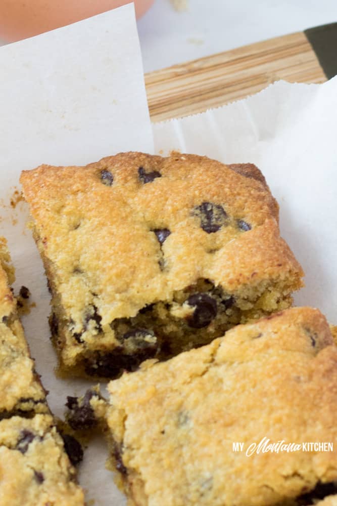¡Estas deliciosas barras de galleta con chispas de chocolate bajas en carbohidratos son una delicia y saben igual que tu galleta favorita! ¡Estas barras de chocolate sin azúcar son una excelente receta de postre saludable! #lowcarb #sinazúcar