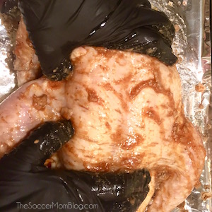 ¡Es tan fácil hacer un suculento y delicioso pollo asado en casa, y es mucho más barato que comprarlo precocido en el supermercado!