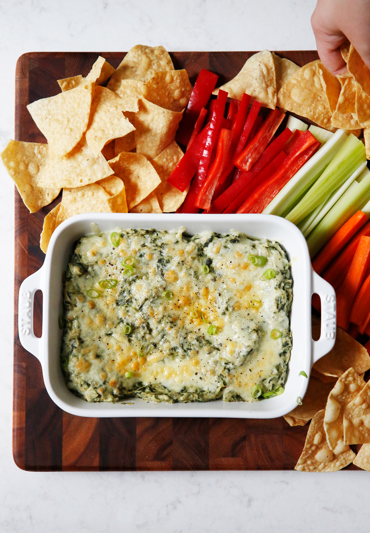 Salsa saludable de espinacas con papas fritas y vegetales.
