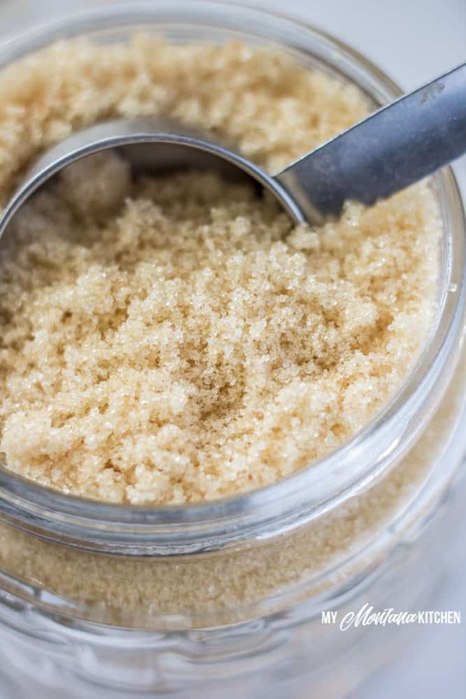 ¡Prueba esta receta de azúcar moreno sin azúcar que se prepara en minutos! Esta alternativa de azúcar moreno baja en carbohidratos es perfecta para cocinar con bajo contenido de carbohidratos, golosinas THM e incluso golosinas cetogénicas. #sugarfreebrownsugar #lowcarbbrownsugar