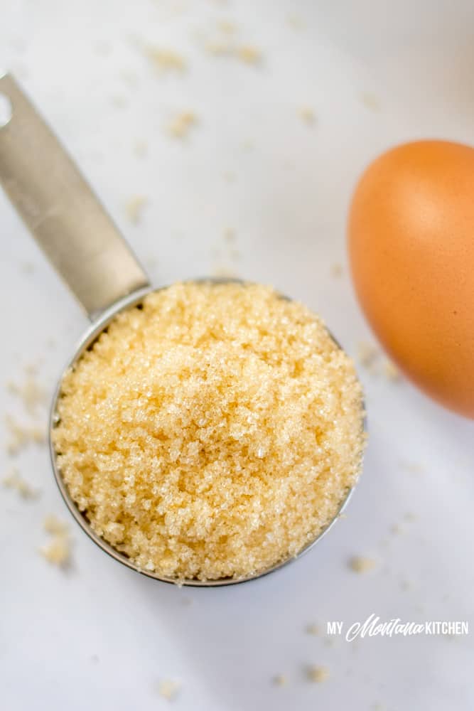 ¡Prueba esta receta de azúcar moreno sin azúcar que se prepara en minutos! Esta alternativa de azúcar moreno baja en carbohidratos es perfecta para cocinar con bajo contenido de carbohidratos, golosinas THM e incluso golosinas cetogénicas. #sugarfreebrownsugar #lowcarbbrownsugar