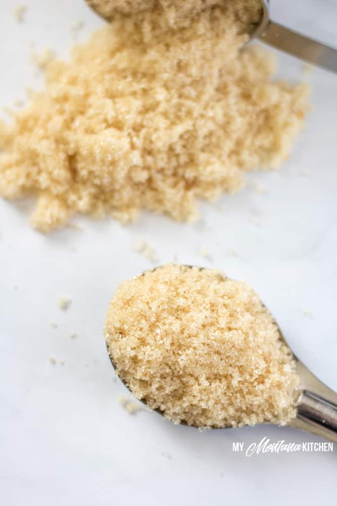 ¡Prueba esta receta de azúcar moreno sin azúcar que se prepara en minutos! Esta alternativa de azúcar moreno baja en carbohidratos es perfecta para cocinar con bajo contenido de carbohidratos, golosinas THM e incluso golosinas cetogénicas. #sugarfreebrownsugar #lowcarbbrownsugar