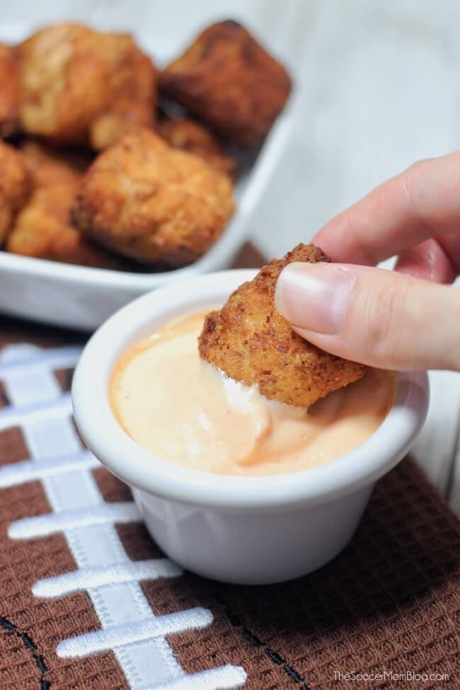 ¿Quién dijo que incluso la comida de la puerta trasera no puede ser saludable? ¡Estas crocantes nuggets de coliflor con pollo y ceto de búfalo no tienen culpa y tienen un antojo total!