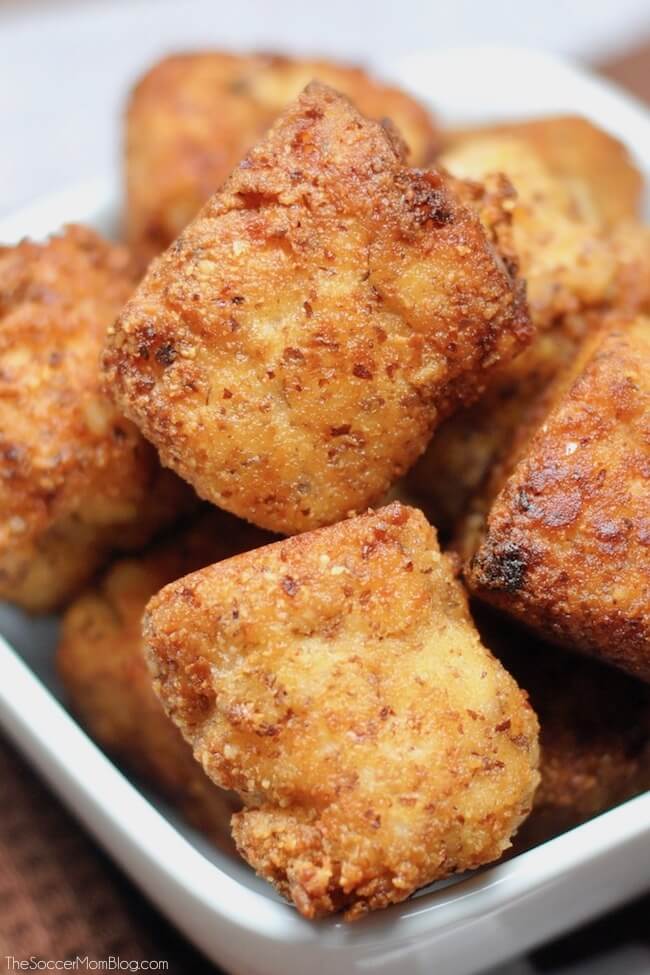 ¿Quién dijo que incluso la comida de la puerta trasera no puede ser saludable? ¡Estas crocantes nuggets de coliflor con pollo y ceto de búfalo no tienen culpa y tienen un antojo total!