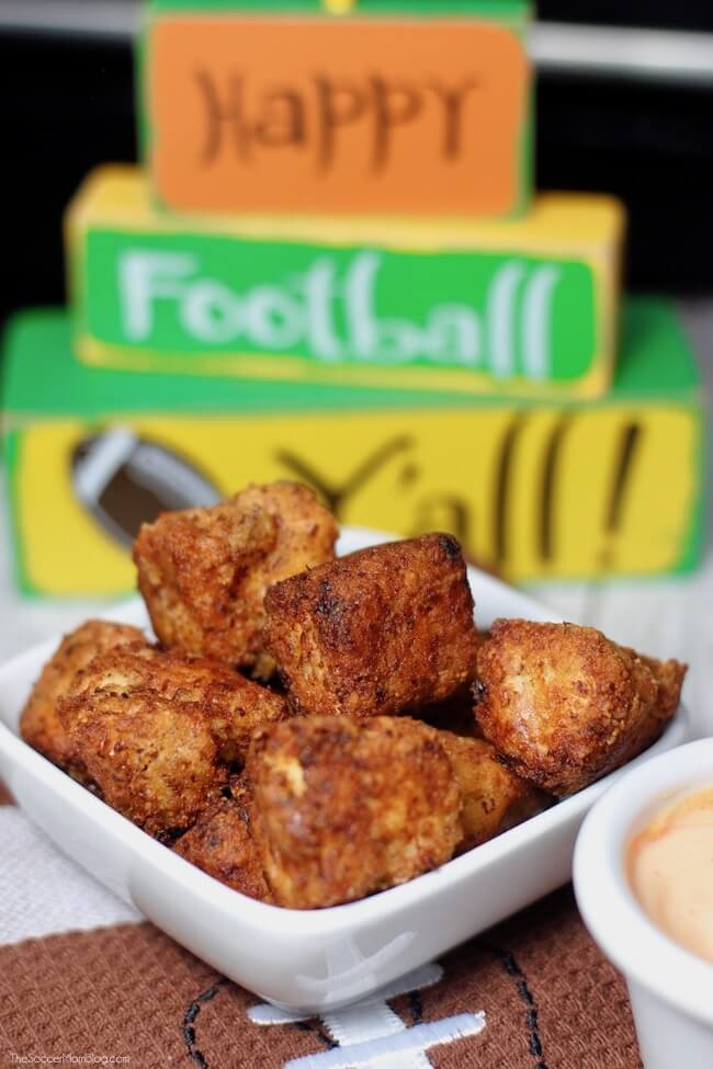 Crujiente, cursi y totalmente apetecible! ¡Saben tan bien que difícilmente creerías que estos Buffalo Keto Chicken Coliflower Tots están libres de culpa!