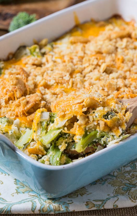 Cazuela de brócoli cubierta con queso Ritz.
