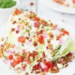 Ensalada de cuña cargada: esta ensalada de cuña cargada presenta lechuga iceberg cubierta con aderezo de queso azul, cebolla roja, tomate, tocino, migas de queso azul y nueces. ¡Es más fácil de hacer de lo que piensas! | #receta #ensalada picante