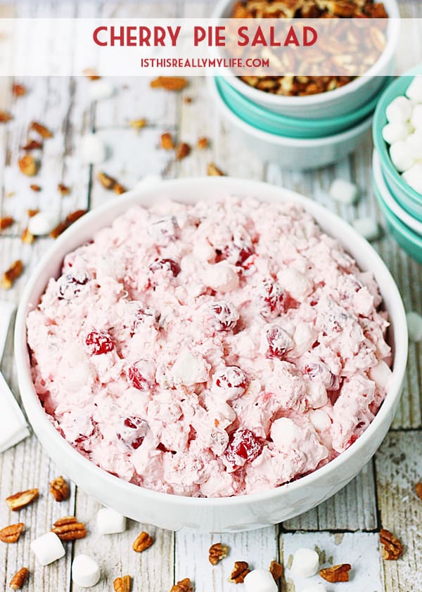 Ensalada de pastel de cereza: la ensalada de pastel de cereza requiere seis ingredientes simples y menos de seis minutos para prepararse y recibe excelentes críticas cada vez que la sirvo. | medio rayado. con