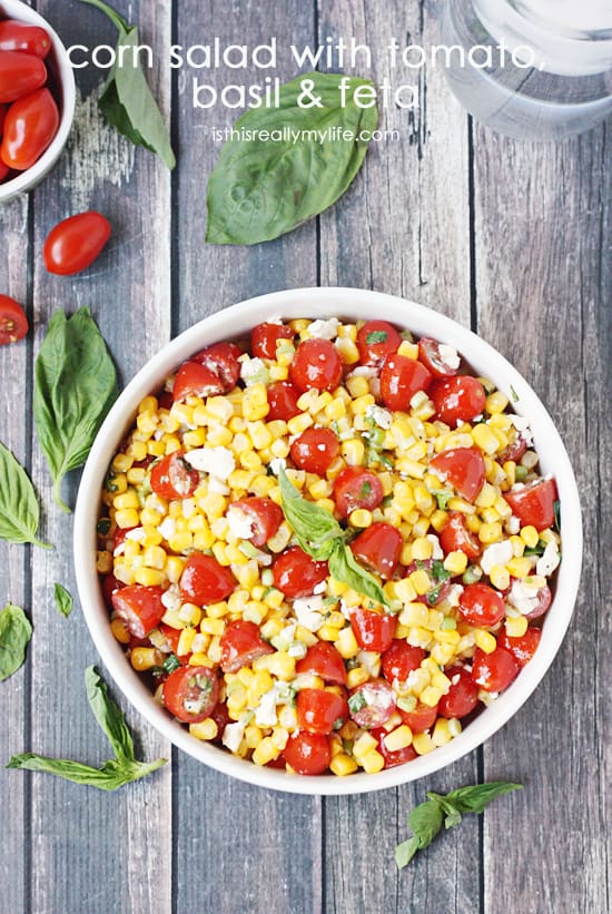 Ensalada de maíz con tomate, albahaca y queso feta: ¡la manera perfecta de resaltar el maíz fresco de granja en el verano!