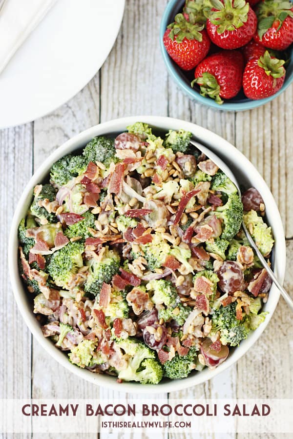 Ensalada cremosa de brócoli y tocino: esta ensalada cremosa de brócoli y tocino es una de las mejores ensaladas de brócoli que he probado. Cuenta con tocino, uvas, semillas de girasol y una salsa cremosa baja en grasa. | medio rayado. con