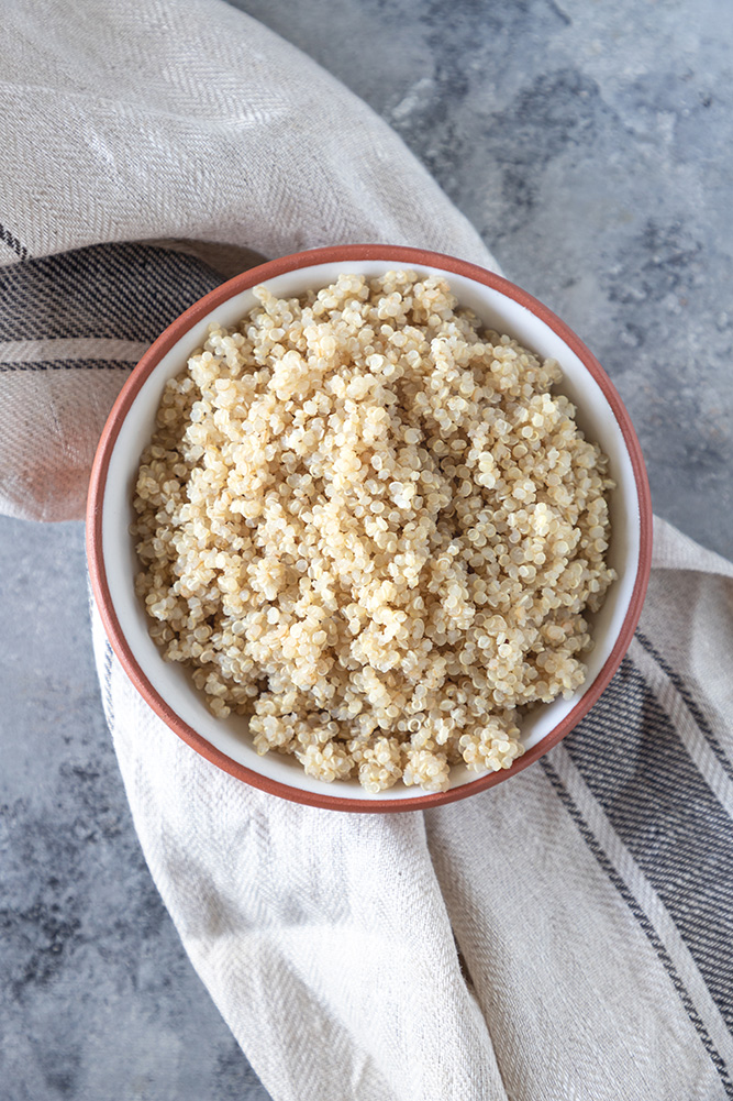 ¡Una rica y sana ensalada de invierno! Esta ensalada de quinoa con vegetales asados ​​es una ensalada hermosa que te mantendrá lleno por más tiempo. Verduras asadas crujientes, quinua caliente, con un poco de queso feta cremoso y piñones crujientes. #ensalada de verduras #ensalada de verduras asadas #ensalada de invierno #quinoa Recetas con quinoa | cena vegetariana | recetas sin carne | ideas para cenas saludables | recetas saludables | envoltura de ensalada