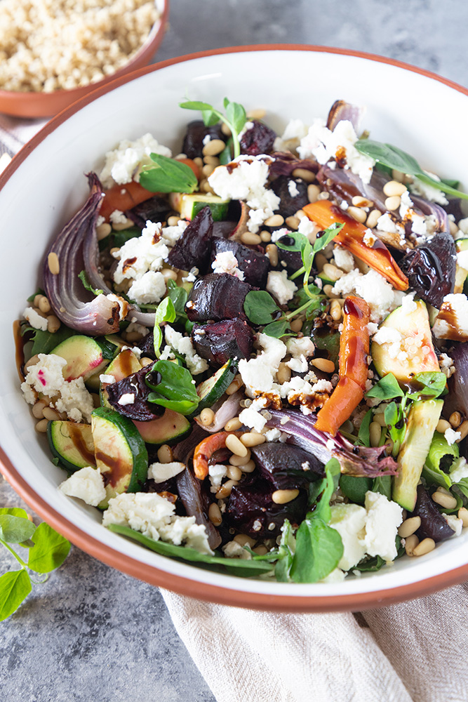¡Una rica y sana ensalada de invierno! Esta ensalada de quinoa con vegetales asados ​​es una ensalada hermosa que te mantendrá lleno por más tiempo. Verduras asadas crujientes, quinua caliente, con un poco de queso feta cremoso y piñones crujientes. #ensalada de verduras #ensalada de verduras asadas #ensalada de invierno #quinoa Recetas con quinoa | cena vegetariana | recetas sin carne | ideas para cenas saludables | recetas saludables | envoltura de ensalada