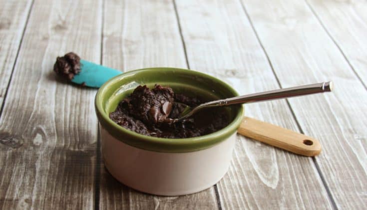 Masa de brownie en una taza