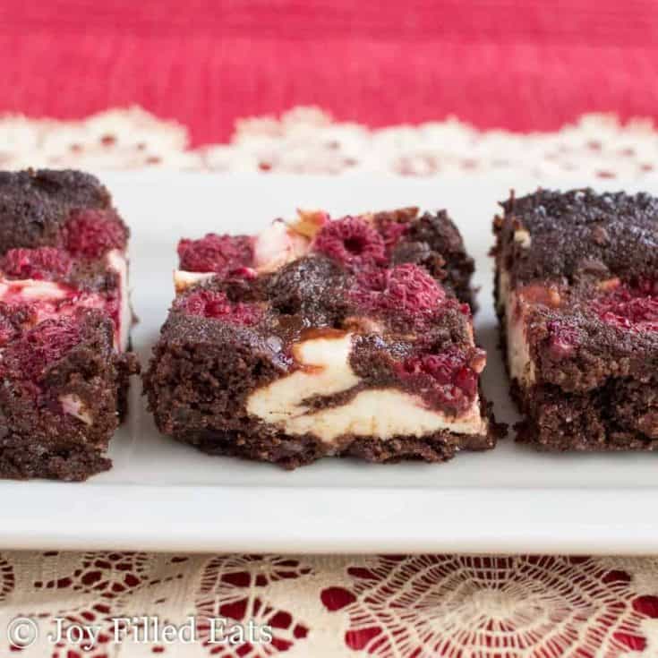 Brownies de pastel de queso con frambuesa y chocolate oscuro, bajos en carbohidratos THM S