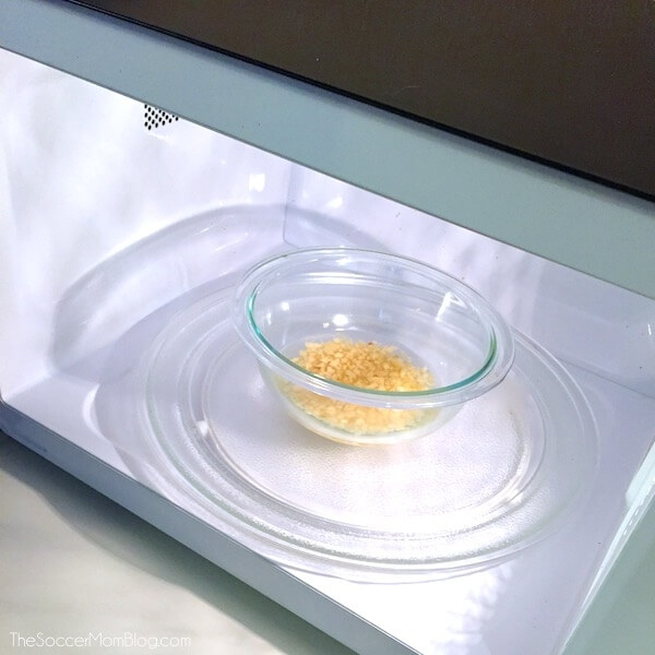 Cómo cocinar ajo en el microondas.