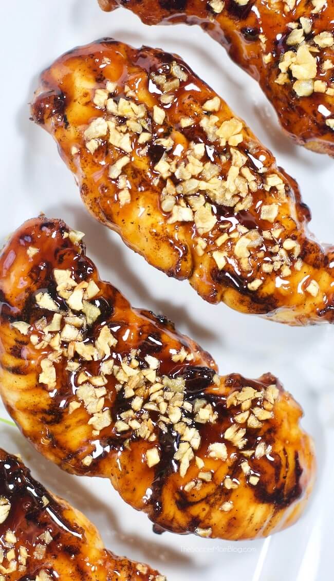 El rico sabor de Guinness se mezcla con la dulce miel en cada bocado de estas ofrendas Stout Glazed Honey Chicken. Cubierto con ajo frito crujiente para una patada extra. ¡Te encantará esta sencilla receta de aperitivo que es perfecta para el Día de San Patricio!