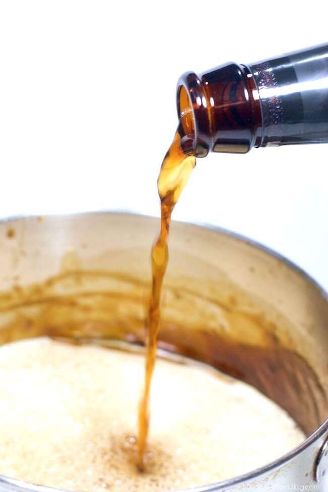 Cómo hacer un esmalte de uñas Guinness